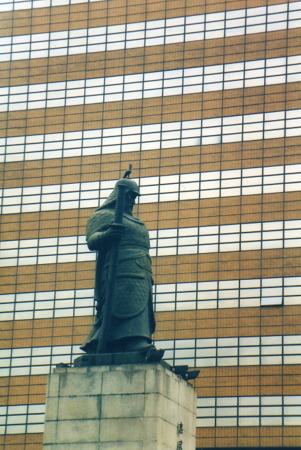 statue of yi sun-shin.jpg